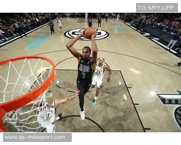 克拉克斯顿强势表现一攻一防完美配合助力球队稳住局势