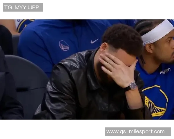 女友现场观战克莱表现失常末节未上场仅得8分失误2次令人失望 女友现场观战克莱表现失常末节未上场仅得8分失误2次令人失望