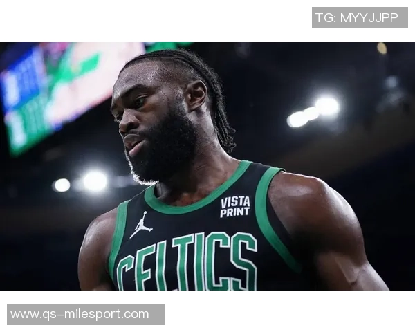 杰伦布朗带领球队逆转胜利19投9中砍下29分助攻4次第三节独得17分 杰伦布朗带领球队逆转胜利19投9中砍下29分助攻4次第三节独得17分