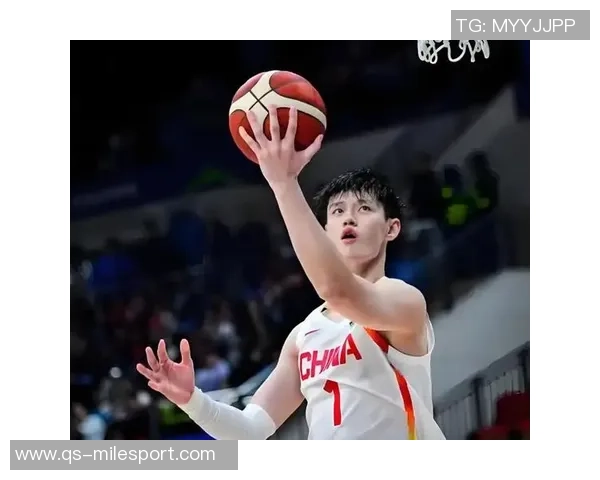 曾凡博防守贾里德巴特勒失误被罚犯规瞬间回顾